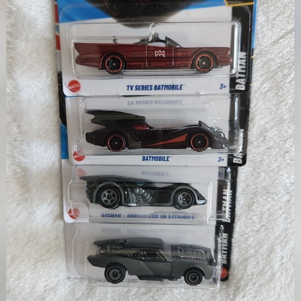 ๐ฆ๐Hot Wheels Batman Batmobile Set โ 4 Cars โ TV & Movie Versions โ NWT - Picture 2 of 16